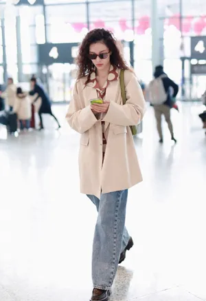 钟楚曦泡面头机场私服街拍图片_6