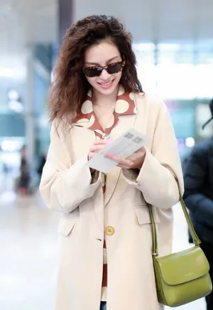 钟楚曦泡面头机场私服街拍图片_7