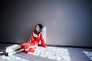 娄艺潇红色运动风甜酷写真图片