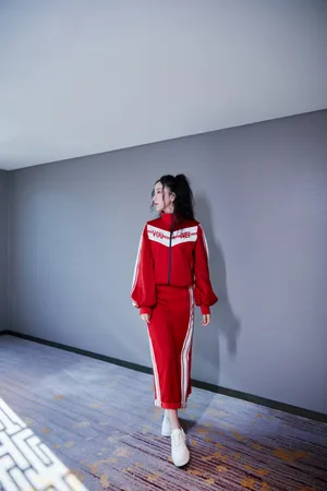 娄艺潇红色运动风甜酷写真图片