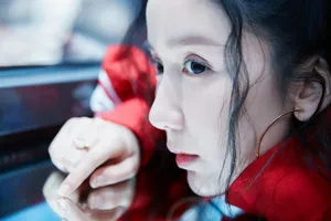 娄艺潇红色运动风甜酷写真图片_2