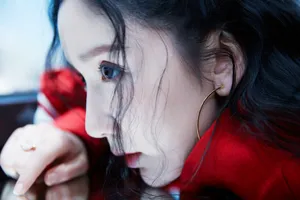 娄艺潇红色运动风甜酷写真图片_3