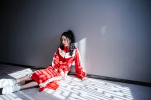 娄艺潇红色运动风甜酷写真图片_5
