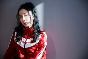 娄艺潇红色运动风甜酷写真图片_8