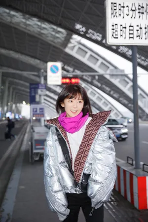 宋伊人机场甜美俏皮街拍照图片_2
