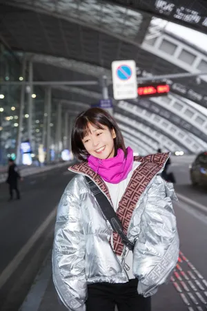 宋伊人机场甜美俏皮街拍照图片_3