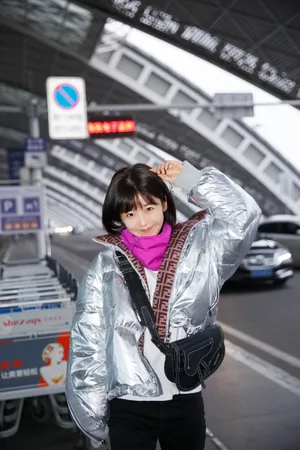 宋伊人机场甜美俏皮街拍照图片_4