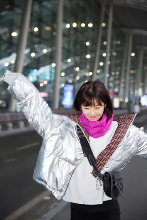 宋伊人机场甜美俏皮街拍照图片_6