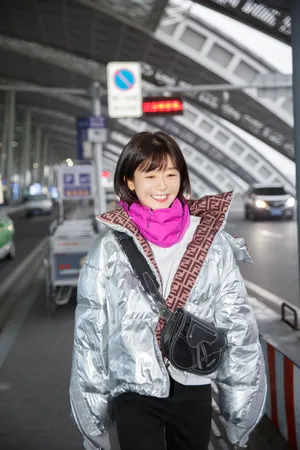 宋伊人机场甜美俏皮街拍照图片_7