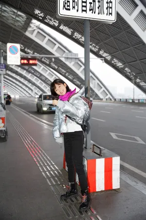 宋伊人机场甜美俏皮街拍照图片_8