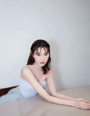 李斯羽吊带裙性感优雅写真图片