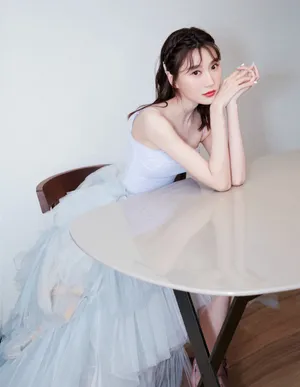 李斯羽吊带裙性感优雅写真图片_2