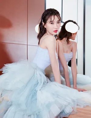 李斯羽吊带裙性感优雅写真图片_4