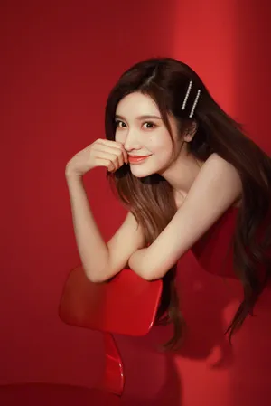 戴燕妮红裙性感优雅写真图片