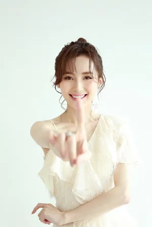 路晨甜美性感活动写真图片_3