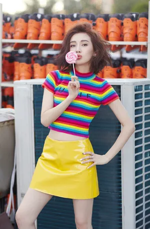 路晨彩虹装时尚写真图片_2