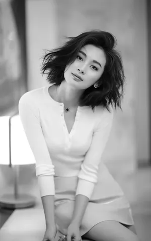 路晨成熟优雅黑白写真图片_1