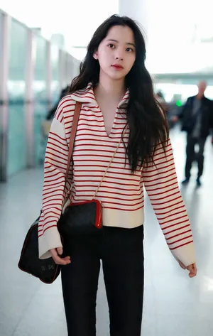欧阳娜娜条纹衫元气街拍照图片_2