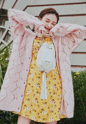 林小宅粉色针织开衫性感写真图片_1