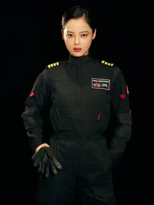 辛芷蕾紧急救援酷飒制服写真
