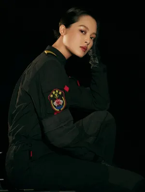 辛芷蕾紧急救援酷飒制服写真_3