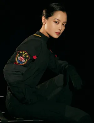 辛芷蕾紧急救援酷飒制服写真_6