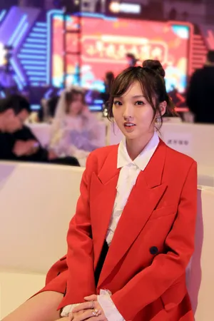 强东玥红色西装干练写真图片_7