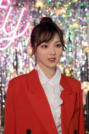 强东玥红色西装干练写真图片_8