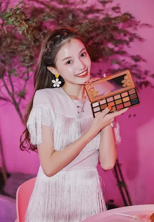 林小宅TooFaced活动照性感图片