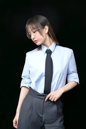 吴昕蓝衬衫时尚优雅写真图片