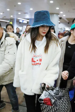 Angelababy羊毛外套机场街拍图片