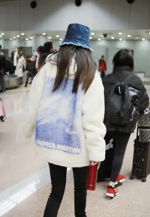 Angelababy羊毛外套机场街拍图片