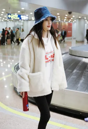 Angelababy羊毛外套机场街拍图片_2