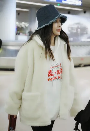 Angelababy羊毛外套机场街拍图片_3