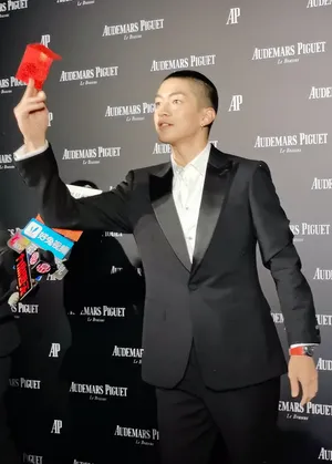 演员屈楚萧品牌活动照帅气图片_5