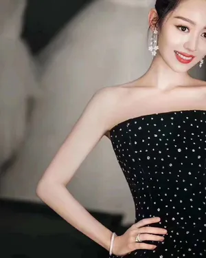 吉娜黑色大裙摆纱裙性感写真