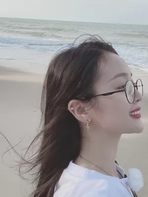 吴宣仪晒海边自拍照图片