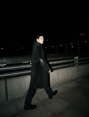 杨洋黑色系酷帅机场写真图片_3