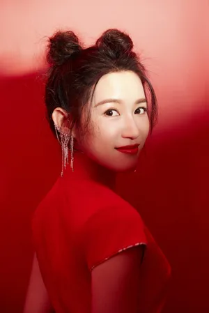 苏青红色旗袍韵味性感写真图片
