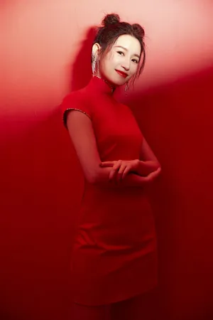 苏青红色旗袍韵味性感写真图片_3