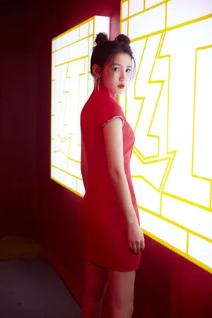 苏青红色旗袍韵味性感写真图片_4