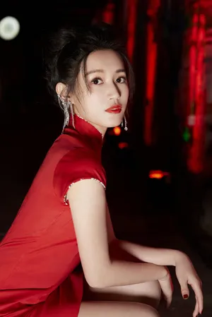 苏青红色旗袍韵味性感写真图片_5