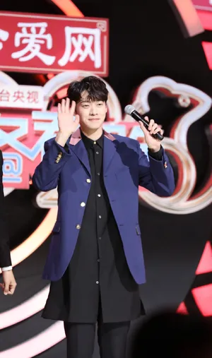 魏大勋央视网络春晚帅气图片