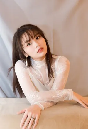 黄英法式刘海摩登少女感写真图片