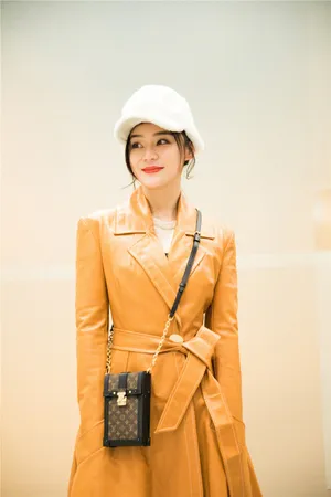 袁姗姗皮质大衣少女感街拍图片
