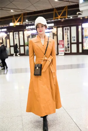 袁姗姗皮质大衣少女感街拍图片_3
