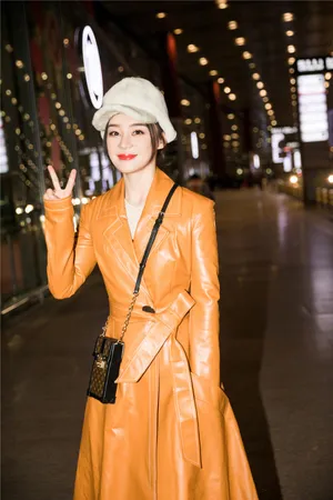 袁姗姗皮质大衣少女感街拍图片_4