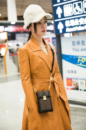 袁姗姗皮质大衣少女感街拍图片_5