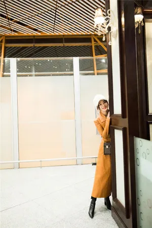 袁姗姗皮质大衣少女感街拍图片_7