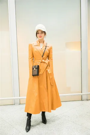 袁姗姗皮质大衣少女感街拍图片_8
